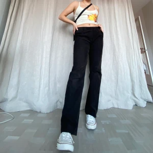 Sjukt snygga manchesterbyxor  - Färgen syns tydligast på sista bilden. De är mörkbruna. Älskar dessa! Frakt på 62 eller så möts vi på söder 💞 jag som när byxorna är en M. 