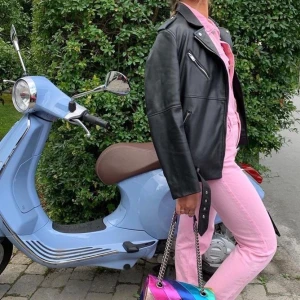 Kurt geiger väska  - Säljer min balla Kurt geiger väska som tyvärr inte kommer till användning då jag har andra väskor. Köptes i sommars  på ASOS för cirka 2500kr och använd fåtal gånger så väskan är i toppskick. Skriv om du har några funderingar 💓💓