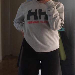 Grå H/H sweatshirt i strl M i fint skick. Buda från 250kr! Köparen står för frakten :)