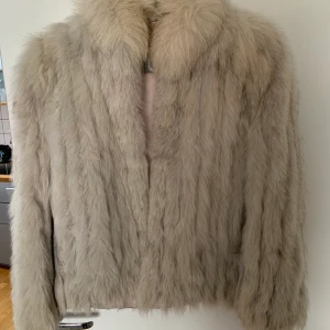 Päls - Äkta päls från Saga furs. Storlek S. Använd fåtal gånger. Nypris 4000-6000 :-. Säljer för 2000 :-. 