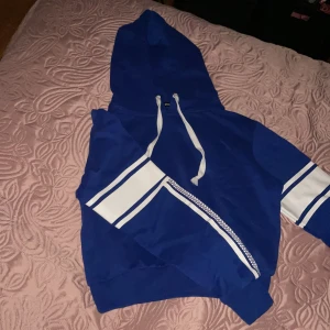Mörkblå hoodie - Jätte cool mörkblå hoodie från bikbok i XS. Fina tryck på armarna. 75 + frakt.