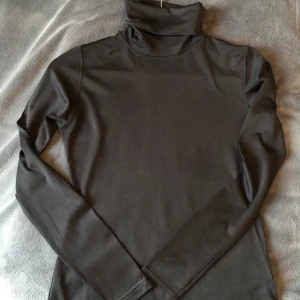 Svart polotröja i nyskick ✨ -  •Storlek S •Pris: 30 kr •Jättebra skick, knappt använd 🚫Djurfritt och rökfritt hem 📍Kan mötes upp i Mölnlycke 📬Kan skickas mot fraktkostnad 