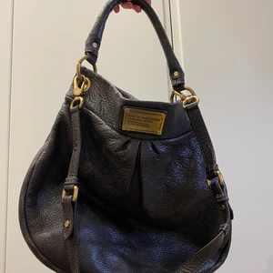 Marc Jacobs standard supply väska - En stor väska som rymmer mycket; väl använd och köpt för 4 år. Säljes för 1200 och priset kan diskuteras.