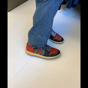 Air jordan 1 custom äkta - Custom jordan 1s. Priset är fast.      Ingen box doe.        Snälla gilla inte annonsen om du inte är intresserad av att köpa , lägg bud istället så snackar vi , 