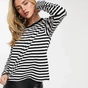 Randig tröja  - Randig tröja från monki 🐒 endast använd fåtal gånger därför bra skick! Hör av dig vid fundering, intresse eller för att se fler bilder på🤗🐒 