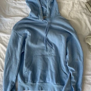 Blå hoodie - Superfin hoodie från monki. Storlek xxs men passar mig som har S