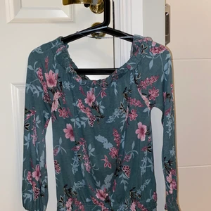 Off shoulder tröja i storlek XS - En fin offshoulder tröja i storlek XS, har använts ett par gånger och är otrolig skön att ha på sig!! 