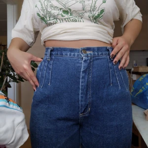 Jeans - Mörkblåa fina jeans som är på den tightare sidan, utan att vara skinny-fit. <3 