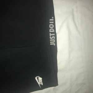 Leggings  Nike - Säljer dessa fina och jätte sköna träningstights från Nike, i bra skick. Eftersom de blivit för stora☺️