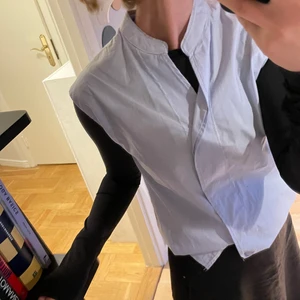 Väst/skjorta  - Säljer nu min ”väst” från Carin Wester i fint skick. Går att styla på oändligt många sätt. Ändrat stil och säljer den för att den ska komma till användning av någon annan✨