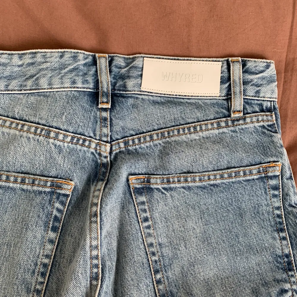 Högmidjade jeans från WHYRED i storlek 27/32.. Jeans & Byxor.