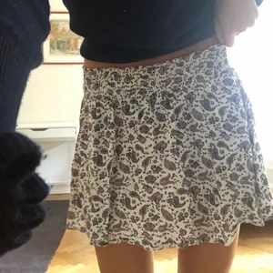 Blommig kjol - Blommig vit och rosa kjol.