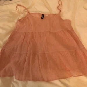 Rosa linne med volang❤️ - Jättefint linne, perfekt att ha över bikini till stranden💕 använd en gång