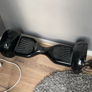 Airboard - Köpt för ungefär 4000, använd en sommar sen bara legat och skräpat.