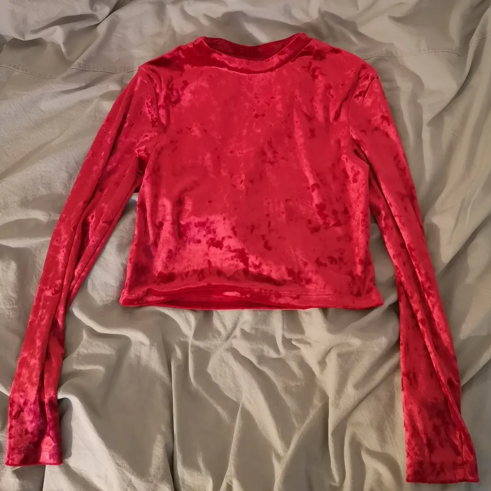 Långärmad röd topp i sammet från H&M, stretchigt tyg, frakt tillkommer. Kjolen är också till salu, se i profil. . Toppar.