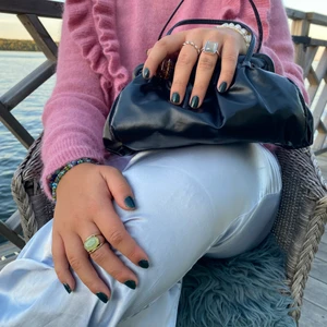 Zara väska - En svart läder clutch väska från Zara i nyskick! Endast använd fåtal gånger. Super fin och extremt rymlig. Nypris 399kr