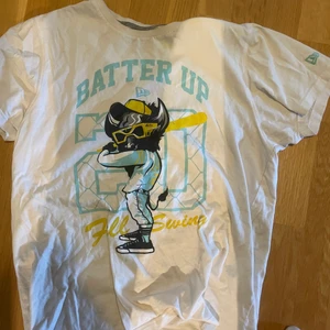 College  T-shirt  - Snygg sköna college  T-shirt från new era  💕 köpt i usa 