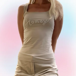 Topp med rhinestones  - Reworked topp med rhinestones 💞 Passar storlek XS-S beroende på önskad fit. Modell är en storlek XS. Skriv om funderingar och följ oss på instagram för att få fri frakt på första köpet 💞