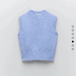 Stickad väst  - Säljer denna slutsålda jättesöta blå stickade väst från zara.  Lappen är kvar och den är helt oanvänd. Nypris: 259kr. Säljer för 150, frakt ingår :)