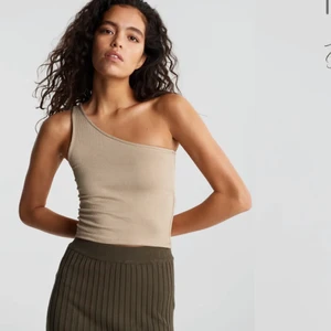 One shoulder top storlek S - Säljer denna one shoulder top i storlek S för den inte kommer till användning. Den e aldrig andvänd så den är i fint skick! Köparen står för frakten💕