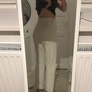 Super fina beige jeans - Använder inte länge, men super fina, har inga defekter osv. Passar både xs & s, om du har någon fråga elelr vill ha fler bilder är det bara att höra av sig💞
