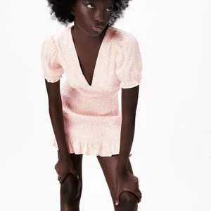 Rosa zara klänning - Svin söt zara klänning😭😭😭 använd fåtal gånger och är i nyskick. Säljer pågrund av att den är lite förkort på mig som är 175 tycker jag. Strl M, men passar mig med S😚😚😚