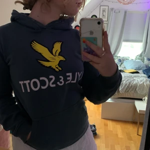 Lyle&scott hoodie - Väldigt fin hoodie och bra passform. Köpt för 1200kr och mörkgrön. Väldigt skön och passar till mycket. Nästan oanvänd. Frakt 26kr 