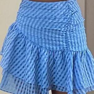 Volangkjol - Blå volangkjol från hm. Lägger upp igen pga av oseriösa köpare. Snälla buda inte om ni inte ska köpa😊 Buda eller köp direkt för 450 plus frakt