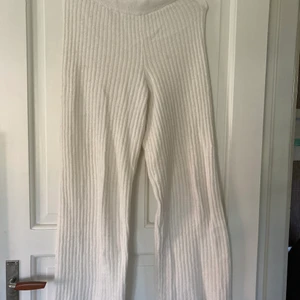 Ekologiska mjukisbyxor från H&M - Ett par ekologiska mjukisbyxor från H&M. Kommer dessvärre inte till användning. Storlek: S som motsvarar stl 36. Nypris 299kr. Frakt kan man välja mellan spårbar och icke spårbar.