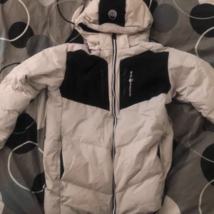 Sail racing jacka strl 170(small) - Sail racing jacka vit ganska använd och ett lit hål vid dragkedjan syns Ey(skriv för bilder) passar dig mellan 170-178 cm ungefär. Pris går att diskutera