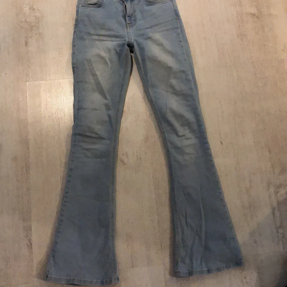 Storlek xs från Gina tricot. Använd fåtal gånger. Jeans & Byxor.