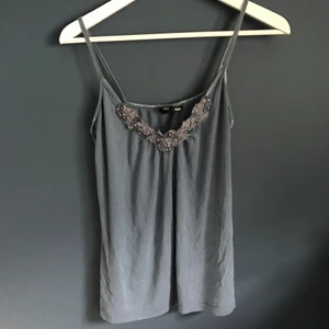 Vintage linne från hm - Detta fina linne är begagnat köpt på Plick för 150 kr. Fina detaljer där fram.