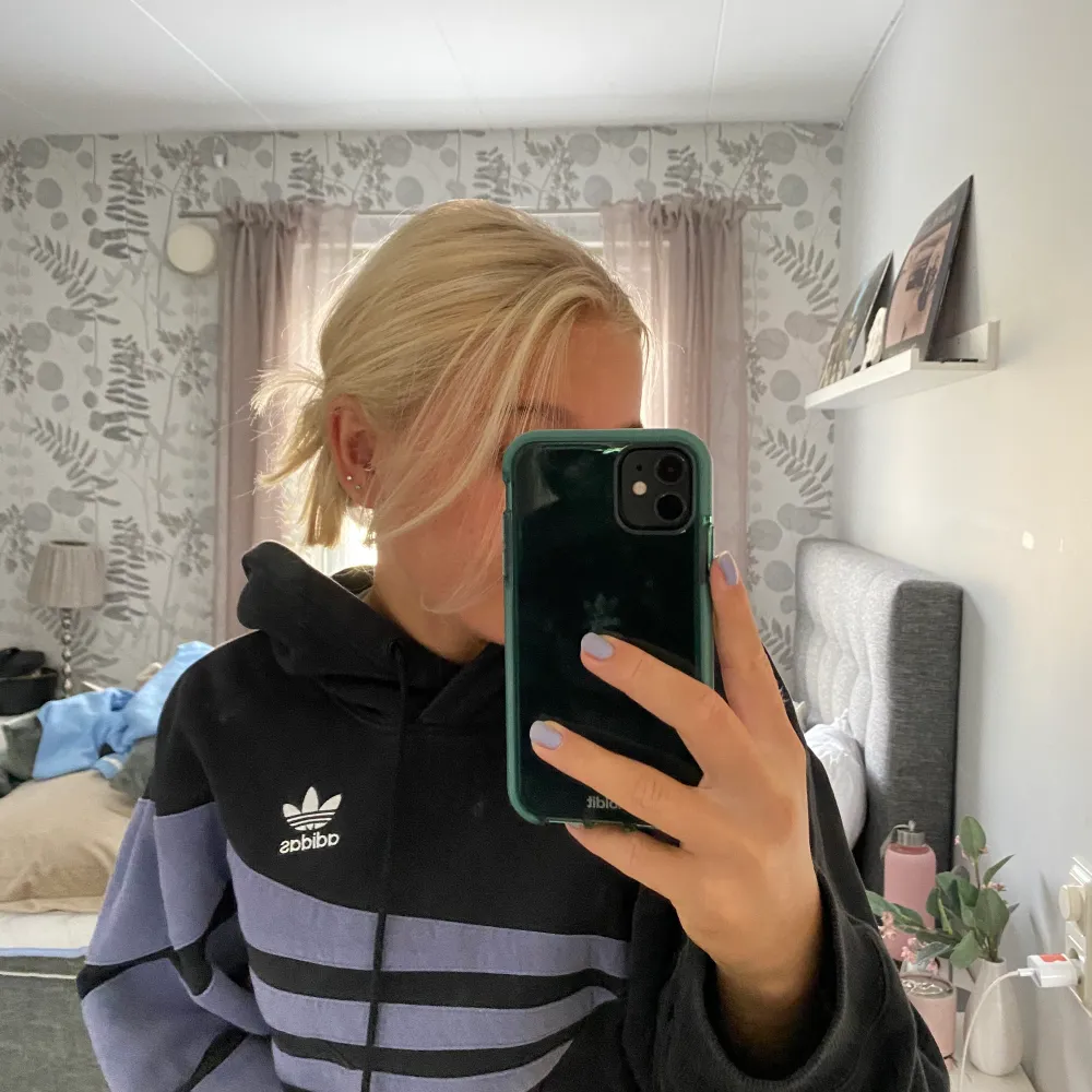 Säljer denna super snygga vintage Hoodien från adidas. Inköpt för 1500kr. Hoodies.