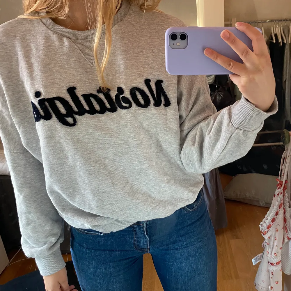 Grå sweatshirt med text ’nostalgia’. Storlek S. Säljer för 100kr + frakt. . Hoodies.