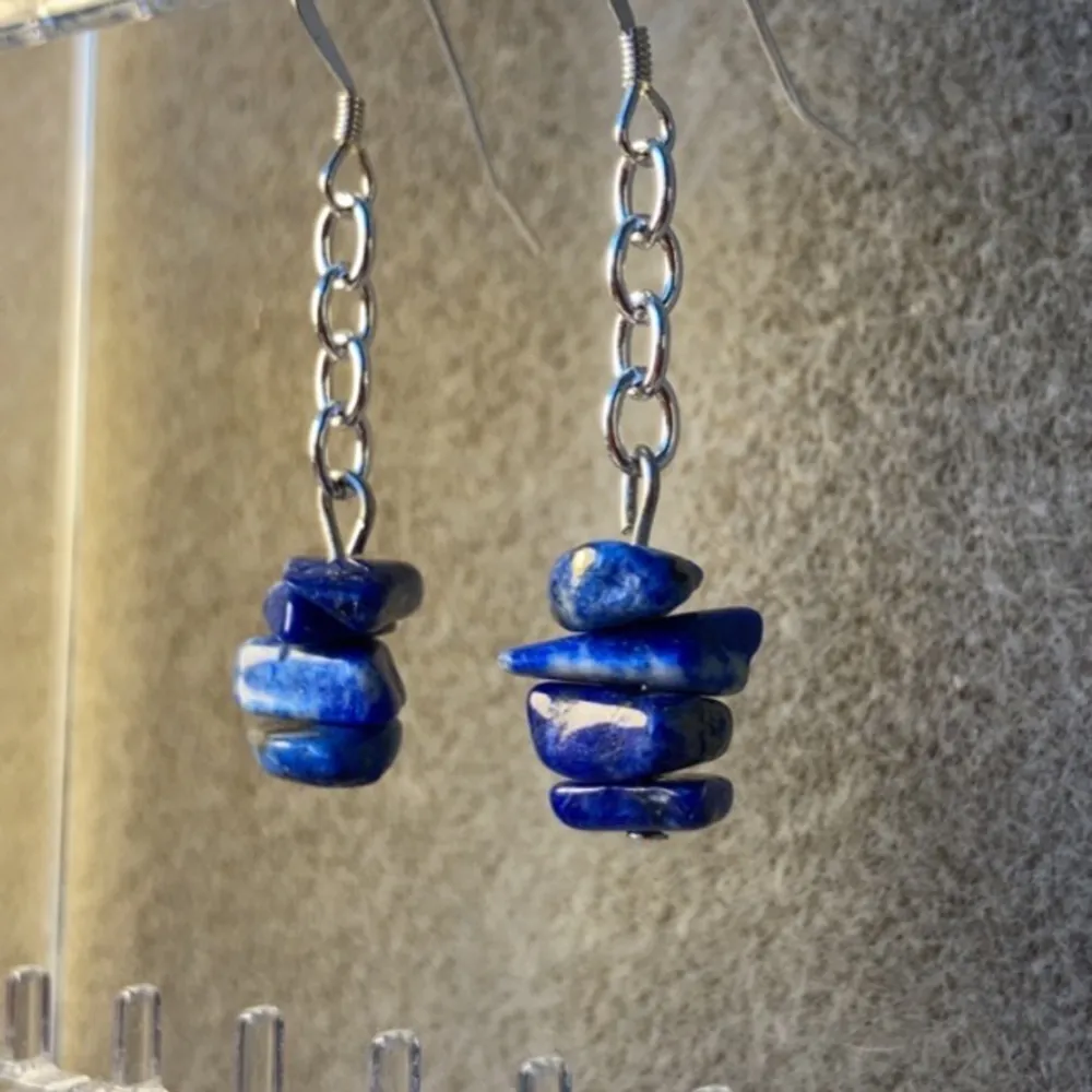 Jätte fina lapis lazuli örhängen för 35kr+frakt=11kr, jätte din blå färg och passar till nästan allt!. Accessoarer.