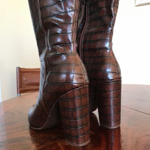 Stövlar strl 38🤤 - Dessa skönheter är tyvärr förstora för mig!! Är nästintill nyskick men någon antydan på undersidan av sulan, klackhöjd 10cm. Okänt märke. Fejkskinn!!