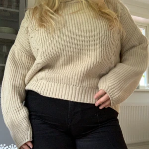 Stickad polotröja  - Mysig kabel stickad tröja från nakd🌸 använd fåtal gånger🌸 sticks inte! Sedan är den i fantastiskt beige färg🌸 perfekt nu till hösten🌸