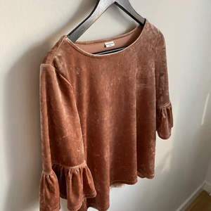 Rosa topp med volanger på ärmar🍂 - Topp i ”låtsats-sammet”, rosa/rosé/koppar till färgen. Gjord i polyester/elastan. 