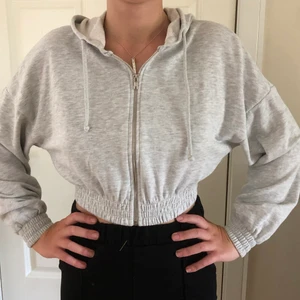 Grå ziphoodie - Grå ziphoodie från Gina Tricot