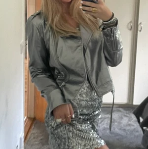 Silvrig jacka  - Säljer denna as balla skinnjackan från zara! Super bra skick.💕