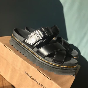 Dr martens sandaler i strl 38! - Köpte dessa dr martens sandaler i modellen Ryker förra veckan, strl 38 med en hög sula, men säljs nu vidare p.g.a. att de är för stora tyvärr. Nypris: 2000 kr. Kartongen har jag hunnit slänga, så den medföljer ej. De har endast blivit använda en gång, så är fortfarande i nyskick! Köparen står för frakten!❤️