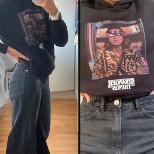 Stranger things hoodie - En jätte skön hoodie med ett stranger things tryck på☺️  Den här hoodie har ett väldigt mjukt material inuti och sitter bra. Säljer den då jag inte använder den längre🙃 Om ni har några frågor är det bara att skriva😁