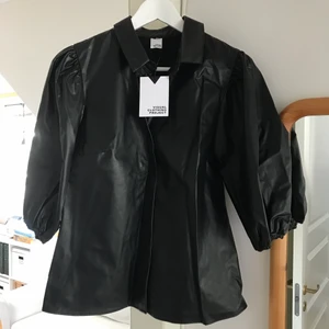 Ny (limited edition) blus i PU-material - Endast provad. Nypris 599kr.