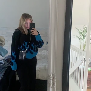 Tröja - Super fin stickad tröja köpt från SHEIN, använd sparsamt. Säljer för jag inte har nån användning för den längre.💕 Är i stl M men passar S-L beroende på hur man vill att den ska sitta:)