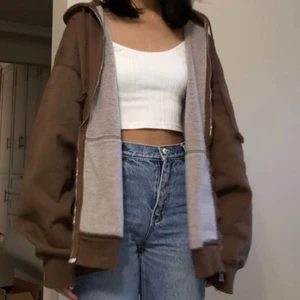 Brun sweatshirt - Såå snygg vintage huvtröja i en snygg brun färg. Lite nopprig på utsidan men inget som stör och fortfarande väldigt mjuk! Insidan är i toppenskick. Storlek L men sitter snyggt oversized på mig som är S. Köparen står för frakten. Buda🥰🥰 första bilden är lånad