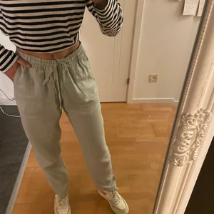 Linnebyxor - Intressekoll!! Tänkte kolla om någon här på blick är intresserad av att köpa dessa linnebyxorna! Köpta ifrån hm och knappt använda. Vid flera intressen så startas budgivning.