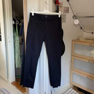 Fina marinblå slacks / kostymbyxor från Lindex i modellen iris🌻 Perfekt inför hösten! Skickar med skicka lätt, samfraktar såklart!🤩