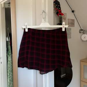 Svart och rödrutig kort kjol från rabalder i barnstorlek 160🥰 Jättefin nu inför hösten!👍 Skickar med skicka lätt, samfraktar👌