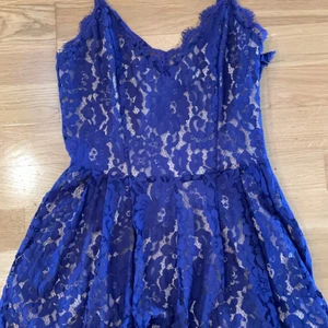 PLAYSUIT SPETS - Playsuit i spets. Sitter skönt och är fin. 