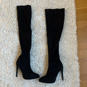 Klackar/overknees - Jättefina klackar som går över knäna, jättebra skick!